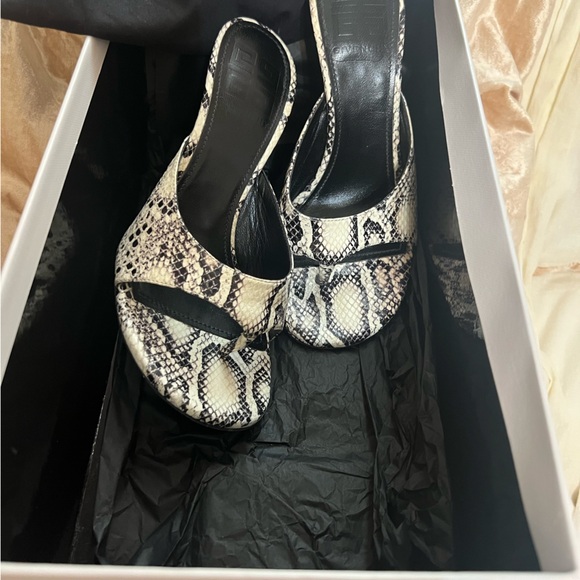 GIVENCHY THONG MULES - Picture 13 of 16